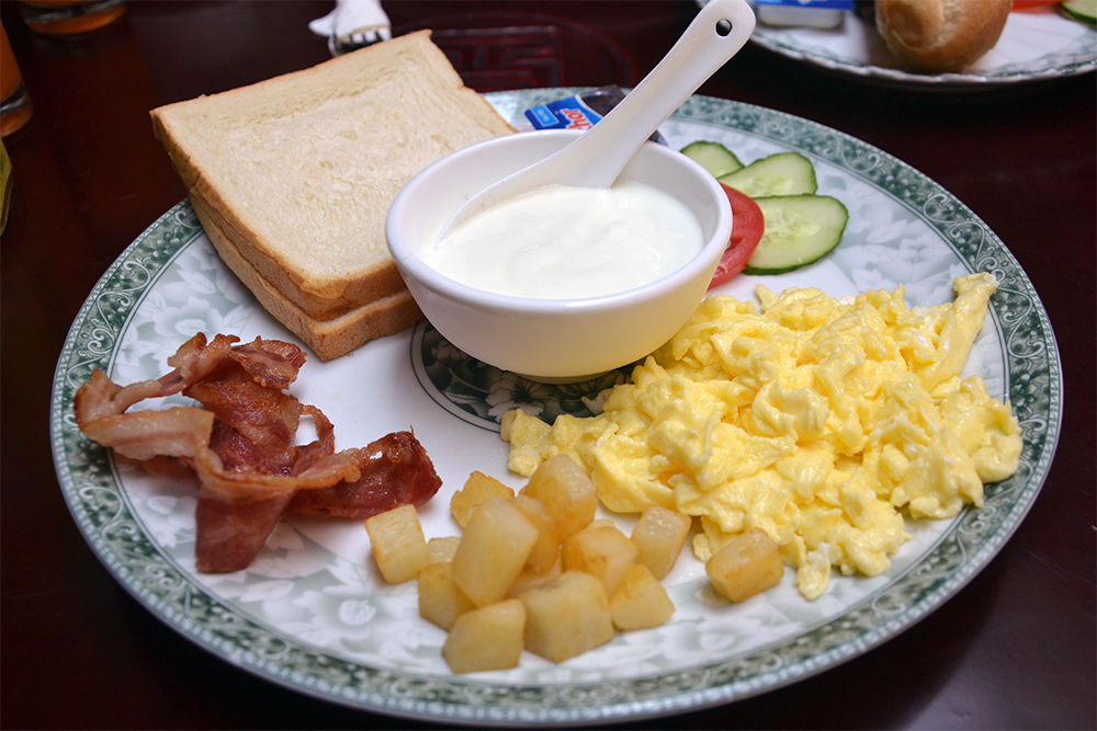 food-in-yangshuo-asian-backpacker